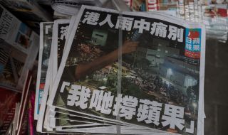Хиляди си купиха последния брой на демократичен вестник в Хонконг