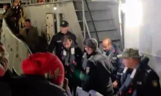 Четирима от спасените моряци от HS Dignity пристигнаха във Варна, петият се очаква по-късно