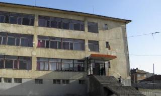 Таван на училище падна върху ученици