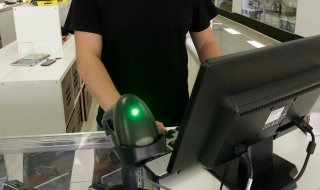 Училище купи компютър, за да замести учител