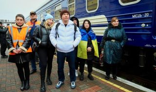 В Херсон пристигна първият влак от Киев след освобождаването на южния украински град