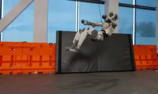 Boston Dynamics научи робота Atlas да прави задно салто (ВИДЕО)