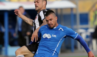 Божинов започва да търка пейката?