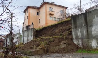 Кметството на с. Пороминово е застрашено от падане след срутване на подпорна стена