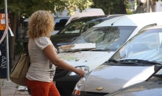 Козирка рухна върху кола