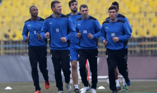 Левски пада, Литекс бие в контролите