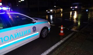 Шофьор блъсна жена пред сграда на полицията и избяга