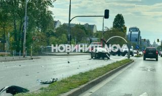 След катастрофа в София: Едната кола се удари в строителна площадка и се запали, шофьорът е в болница 