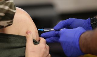 Опашки за ваксинация срещу COVID-19 в Бургас