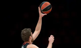 Олимпиакос продължава победния си ход и без Везенков – убедителен триумф над Перистери