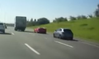 Улична гонка между Ferrari и Seat завърши с тежка катастрофа (ВИДЕО)