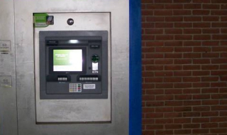 Откриха скимиращо устройство на банкомат в Пловдив