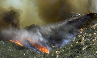 Хиляди евакуирани при горски пожар в Калифорния