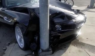 Мародери откраднаха рядка Alpina и я размазаха в стълб (ВИДЕО)