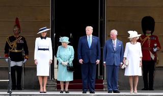 Семейство Тръмп на гости на кралицата (СНИМКИ)