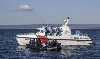 Турция задържа 45 нелегални мигранти в Егейско море