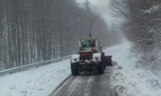 Снежното време затвори редица пътища в страната