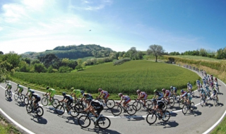 Фенка показва гърди пред колоездач (видео)