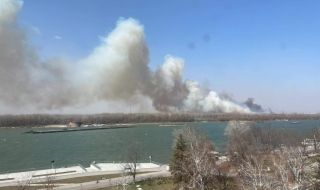 Голям пожар в Румъния задими Русе