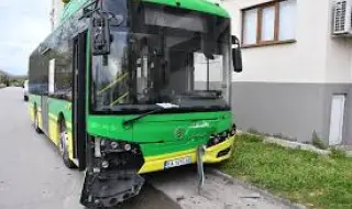 Шофьорът на автобус, ударил паркирани автомобили в Хасково, е с положителна проба за бензодиазепин