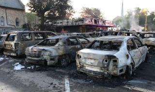 Протестиращи подпалиха 100 скъпи коли, сред които много BMW-та и S-класи (ВИДЕО)