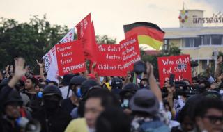 Хиляди на протест в Тайланд
