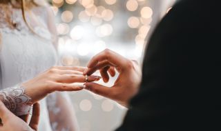 Италианска бездомна двойка се ожени, след като живя 30 години на летище