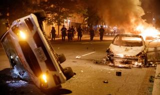Страхливи престъпни орди раниха български полицай на протестите в САЩ