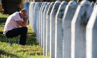 Тъжна годишнина! Стотици босненци отдадоха почит на жертвите на клането в Сребреница