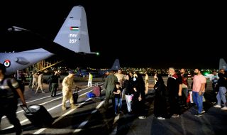 Южнокорейски военен самолет евакуира свои и японски граждани от Судан