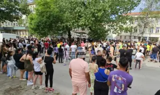 Протест пред болницата в Ботевград заради починалото в линейка дете 
