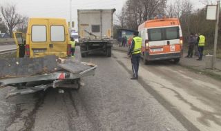 Тежка катастрофа - два камиона затиснаха микробус заради проститутка