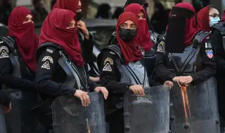 Бившият пакистански премиер Имран Хан и съпругата му бяха осъдени на по 17 г. затвор