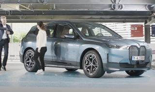 BMW iX се паркира, зарежда и измива без човешка намеса (ВИДЕО)