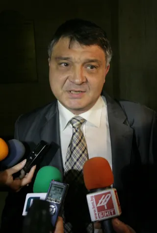 Преди 25 години министърът на отбраната Николай Свинаров открива реконструираната писта в авиобаза "Граф Игнатиево"