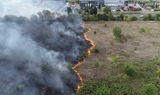 Пожар бушува на АМ "Тракия", движението е затруднено