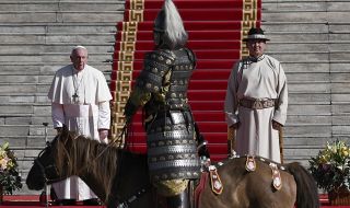 Историческо посещение! Папата разкритикува корупцията и призова да се прави повече за околната среда