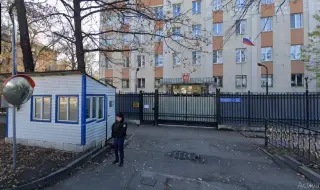 Жители на Алмати носят цветя пред руското генерално консулство