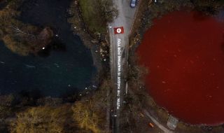 Водата в езерото пред руското посолство във Вилнюс стана кървава