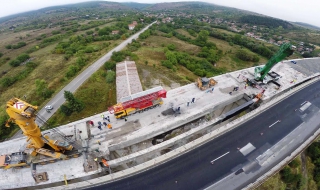 Демонтираха 114-тонна греда от виадукт „Елешница” на АМ „Хемус”