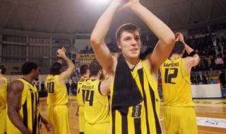 Силен Везенков при победа на Арис