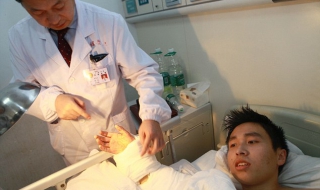 Лекари присаждат ръка към глезена на мъж, за да я запазят „жива“