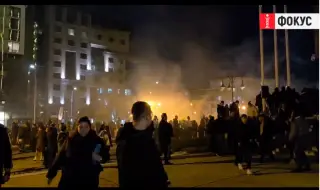 Протестът срещу Бюджет 2026 във Варна ескалира: Полетяха бомбички и бутилки