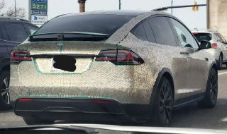 Собственик на Tesla залепи над 14 хиляди монети върху колата си