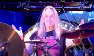 Емблематичният барабанист на Iron Maiden Нико Макбрейн навършва 74 години