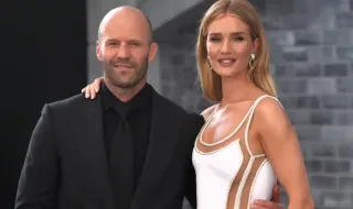 Роузи Хънтингтън-Уайтли се завърна на подиума на Victoria’s Secret след 16 г. (ВИДЕО)