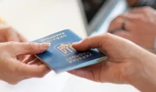Частично възобновиха издаването на паспорти на украинци зад граница