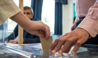 Прогнозират до 295 мандата за коалицията около Макрон след първия тур на парламентарните избори