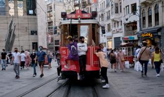 Автобус с български туристи се сблъска с трамвай в Истанбул