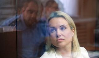 Адвокатът на руската журналистка Марина Овсянникова съобщи, че тя е избягала от Русия